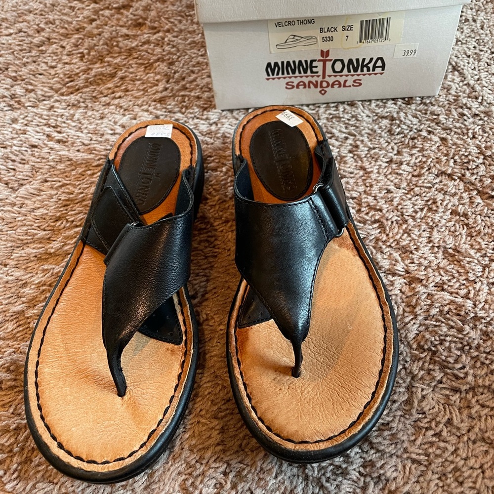 NWT Minnetonka Black Leather Thongs With Adjustable Strap NEW IN BOX